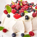 Beza Pavlova z malinami i borówkami