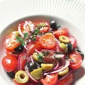 Sałatka z pomidorów i oliwek