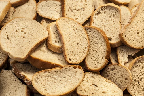 Wyrzucasz czerstwy chleb? Musisz to wiedzieć.