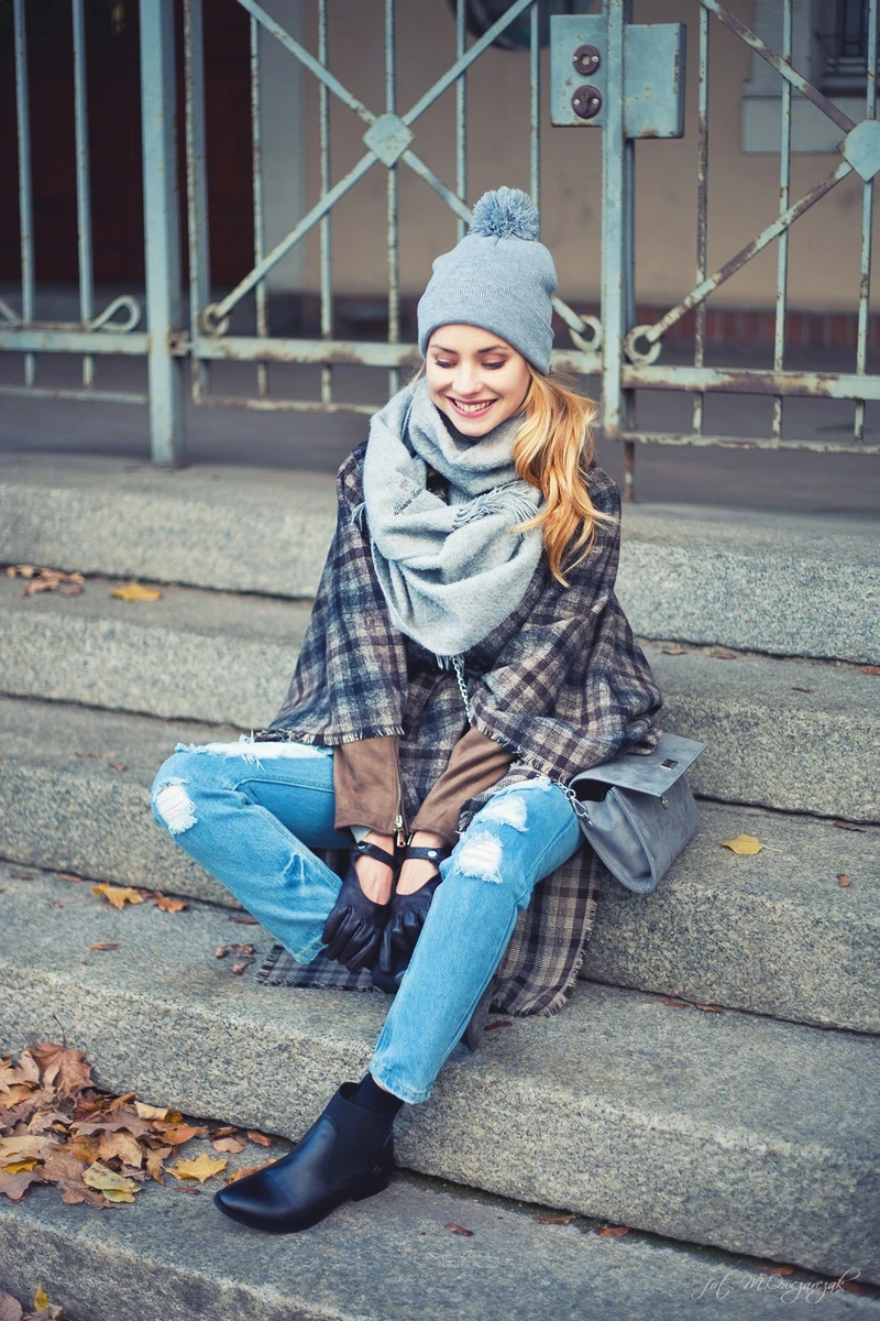 Poncho i dziurawe jeansy