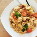Makaron z tagiatelle z indykiem i pomidorkami