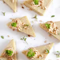 Ziołowe "placki" z polenty z pomidorowy hummusem lub pesto