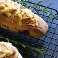 Parmezanowe paluchy drożdżowe z suszonymi pomidorami, czosnkiem i rozmarynem