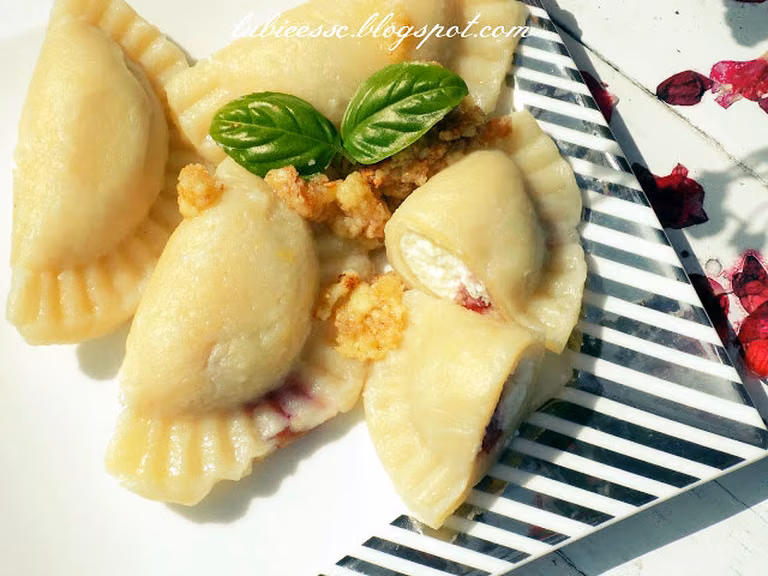 Pierogi z serem, wiśniami i smażoną śmietaną