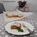 Szarlotka ze smażonym rabarbarem posypana płatkami migdałów
