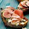 BRUSCHETTA Z FIGAMI, SEREM I SZYNKĄ PARMEŃSKĄ