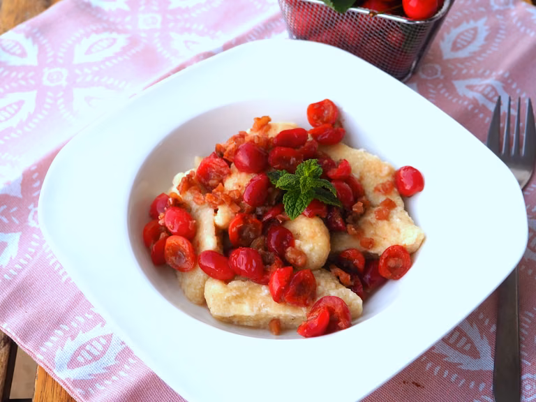 PIEROGI LENIWE Z PRAŻONYMI CZEREŚNIAMI