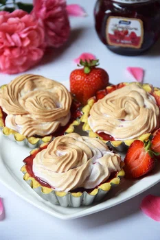 Tartaletki z truskawkami oraz bezą