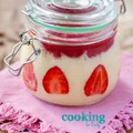 Smoothie anansowo-kokosowe z truskawkami