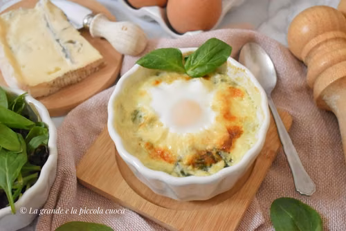 Zapiekane jajka ze szpinakiem i gorgonzolą