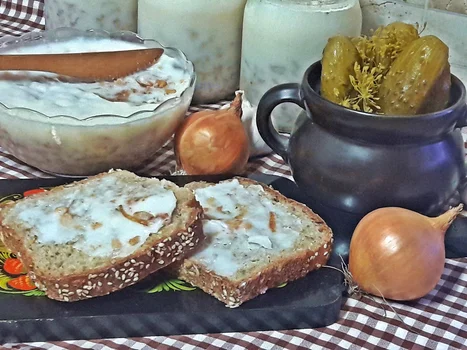 Domowy smalec z majerankiem i cebulką