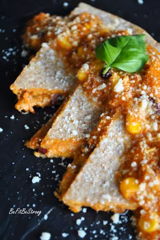 Quesadillas z chili con carne i ciągnącym się serem