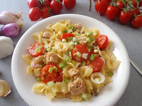 Szybki makaron w 20 minut: farfalle z pomidorkami i tuńczykiem