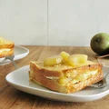 Pieczone tosty francuskie z twarogiem i karmelizowanymi gruszkami