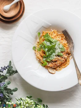 Makaron z czerwonym pesto