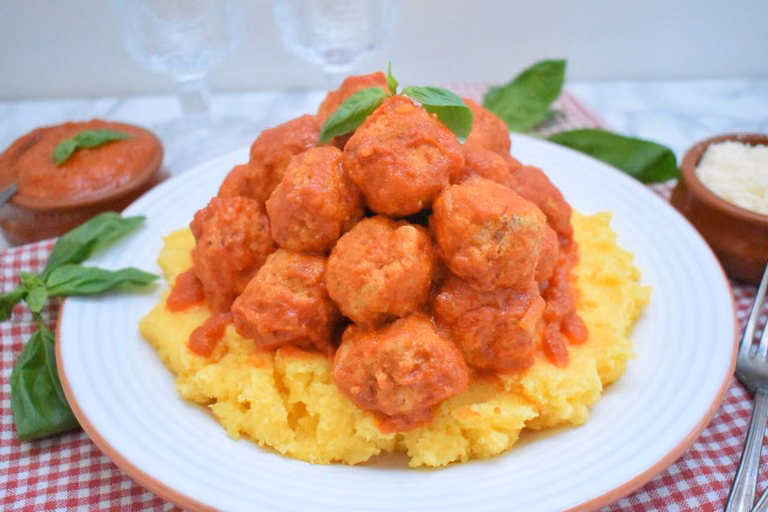 Miękkie i delikatne pulpeciki mięsne z ricottą w sosie pomidorowym