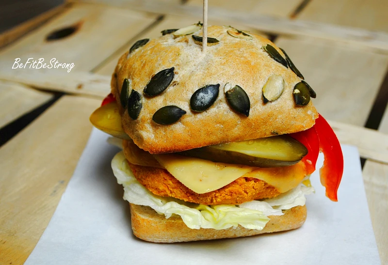 Burgery z ciecierzycy i marchewki z sosem czosnkowym
