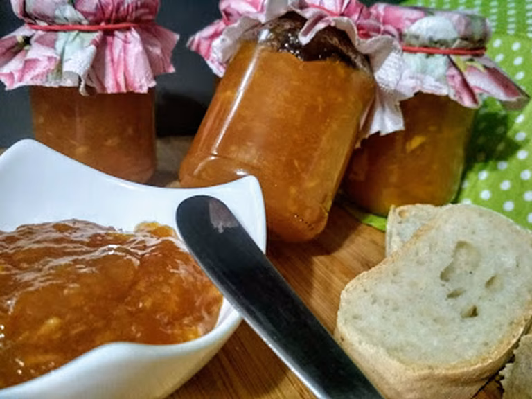 Dżem brzoskwiniowy z nektarynką i sokiem z pomarańczy.