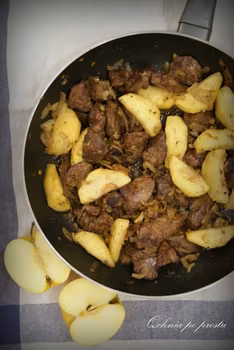 Wątróbka drobiowa z jabłkami i cebulą