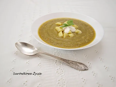Zupa krem z brokułów w towarzystwie aromatycznych ziemniaczków