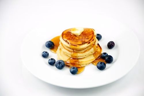 KLASYCZNE PANCAKES Z JAGODAMI I SOSEM KLONOWYM