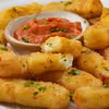 Kroję ser halloumi w szerokie paski i panieruję! Ta przekąska to hit każdej imprezy