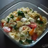 Farfalle z mozzarellą, rukolą i pomidorkami