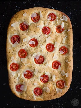 Focaccia z pomidorkami i parmezanem