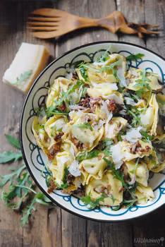 Sałatka z tortellini, rukolą, suszonymi pomidorami i słonecznikiem