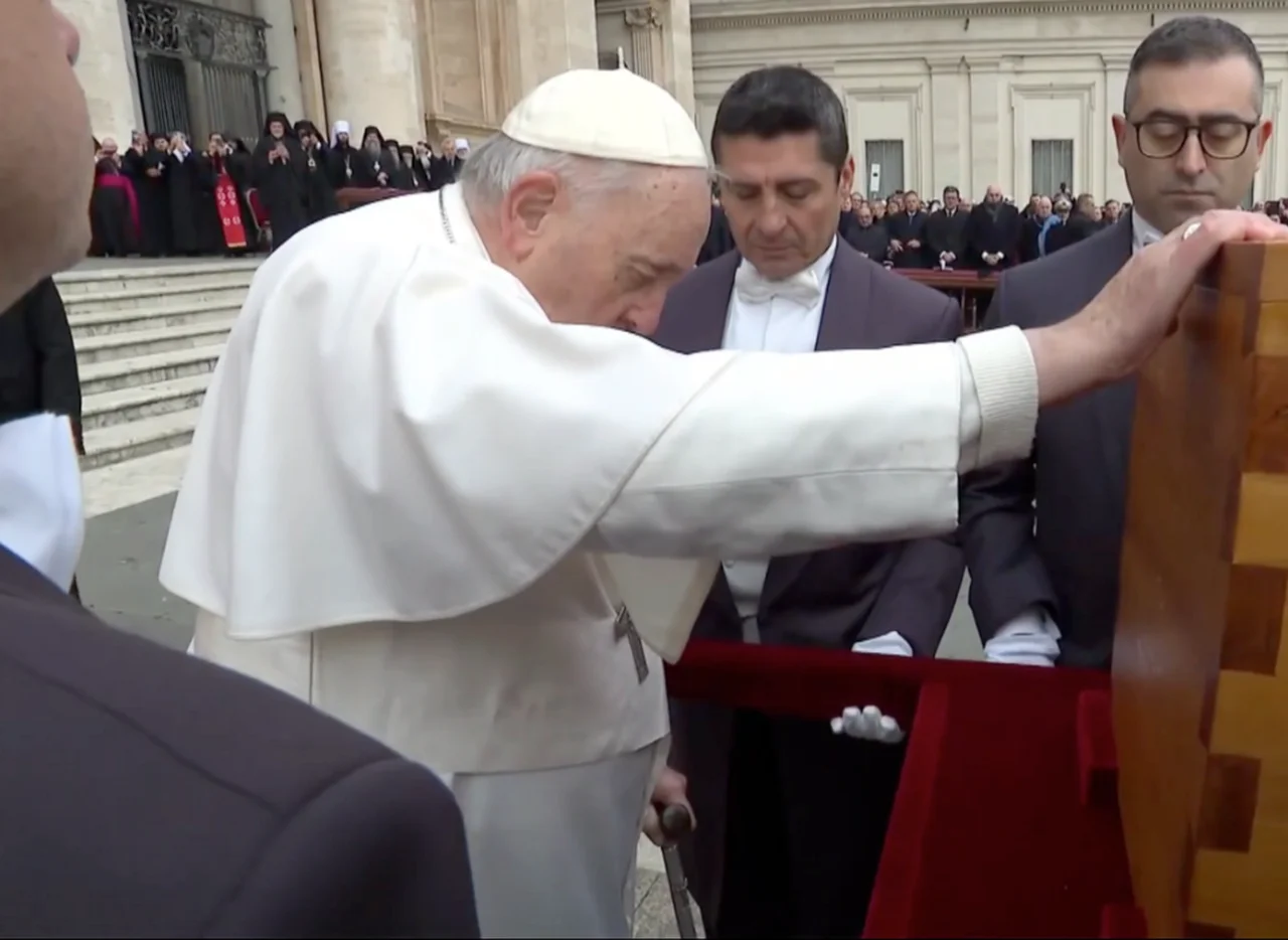 Papież Franciszek wciąż przebywa w szpitalu. Doszło do nagłego pogorszenia stanu zdrowia