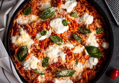 Potrójnie pomidorowy makaron orzo z burratą