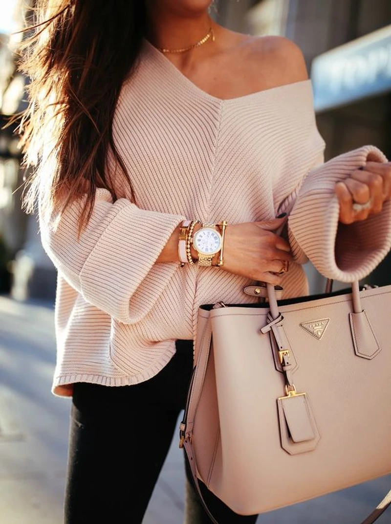 Sweter z odkrytym ramieniem