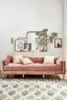 Sofa w pudrowym różu