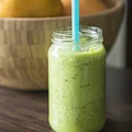 Wiosenny koktajl oczyszczający z pietruszką, bananem i kiwi