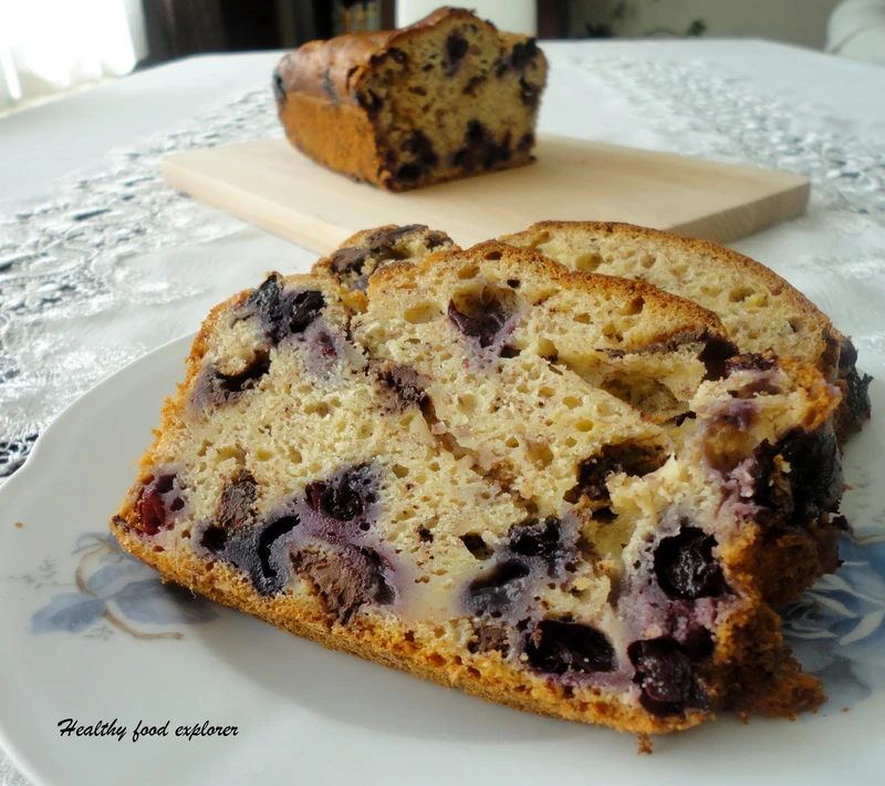 Chlebek bananowy z czekoladą i borówkami