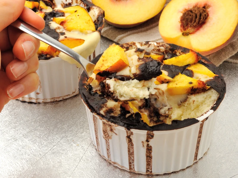Fit Mug Cake z Brzoskwiniami i Domową Czekoladą