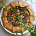 tarta z pastą z awokado i ziół, z figą i sokiem z granatów