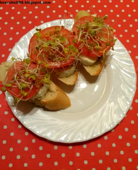 Bagietka czosnkowa z pomidorem i mozzarellą