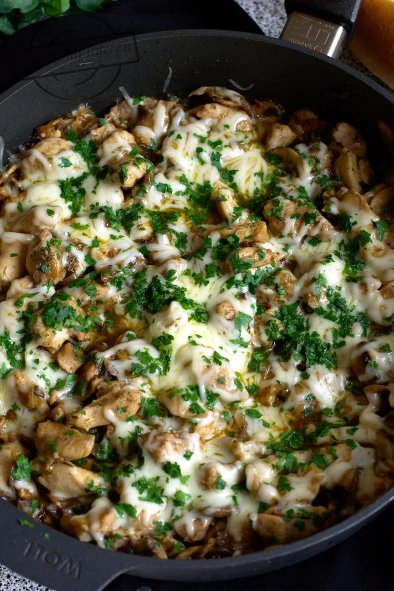 Kurczak z patelni z pieczarkami, balsamiczną cebulą oraz serem