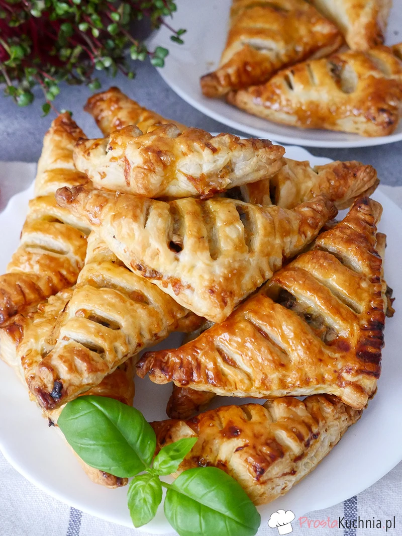 Pieczarkowe trójkąciki z ciasta francuskiego