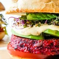 Burgery z buraków i kaszy jęczmiennej