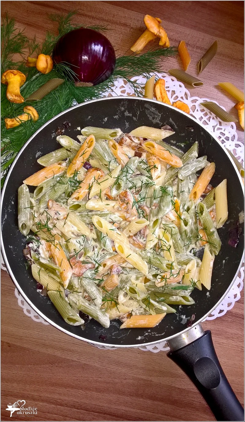 Trójkolorowy makaron z kurkami w sosie śmietanowym