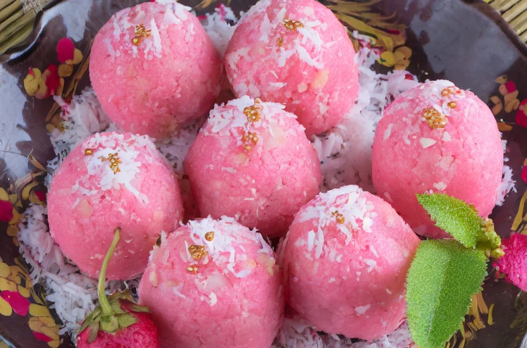 Zdjęcie Delikatne kulki twarogowe w kokosowej odsłonie! Ten różowy deser zachwyci gości #2