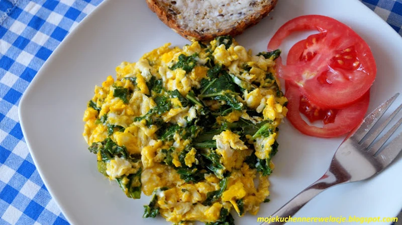 Jajecznica z jarmużem - 185 kcal