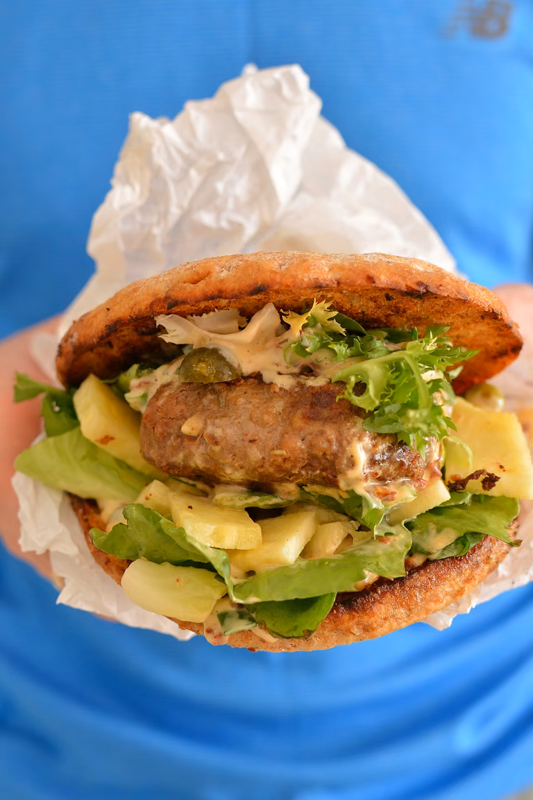 WOŁOWY BURGER PO HAWAJSKU