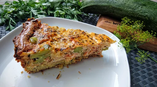 Cukiniowa tarta z bobem i wędzonym łosoiem (bez glutenu)