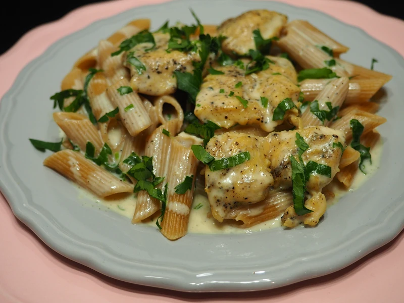 KURCZAK W SOSIE GORGONZOLA (z makaronem)