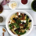 Sałatka z szynką parmeńską i suszonymi pomidorami