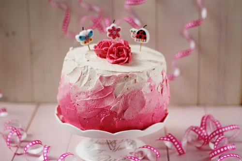 Różowy tort urodziny dla małej księżniczki