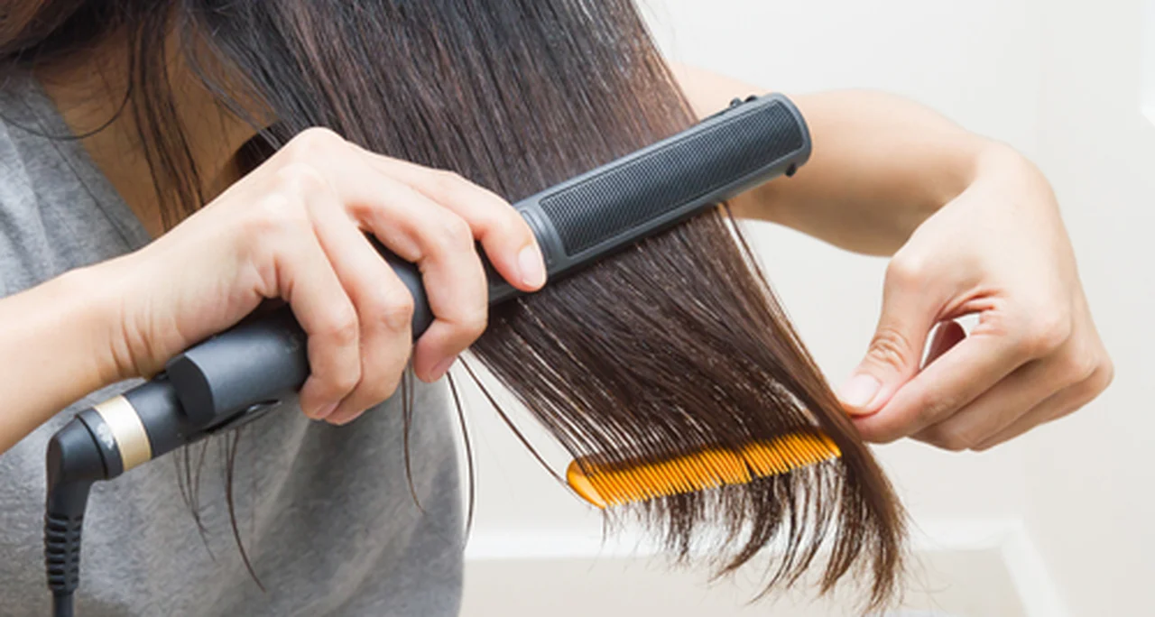 Prostowanie włosów – co zrobić, aby włosy mniej się niszczyły?